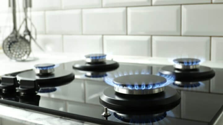 Bocas de fogão acesas na cozinha