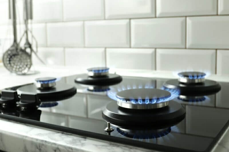 Bocas de fogão acesas na cozinha
