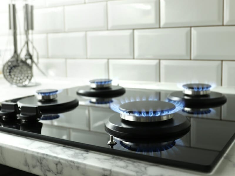 Bocas de fogão acesas na cozinha