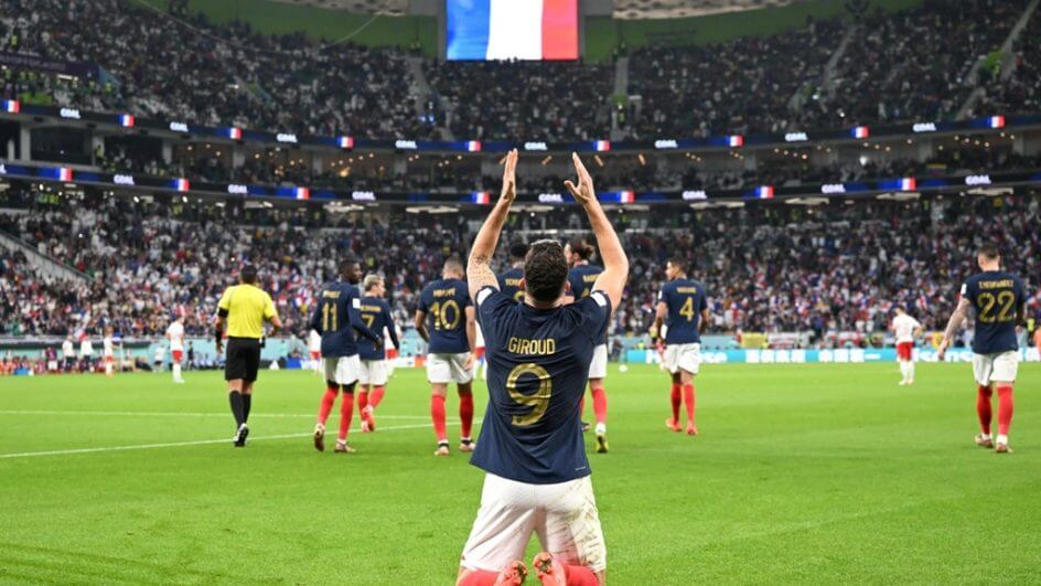 Giroud comemora 52° gol pela França na partida contra a Polônia na Copa do Mundo