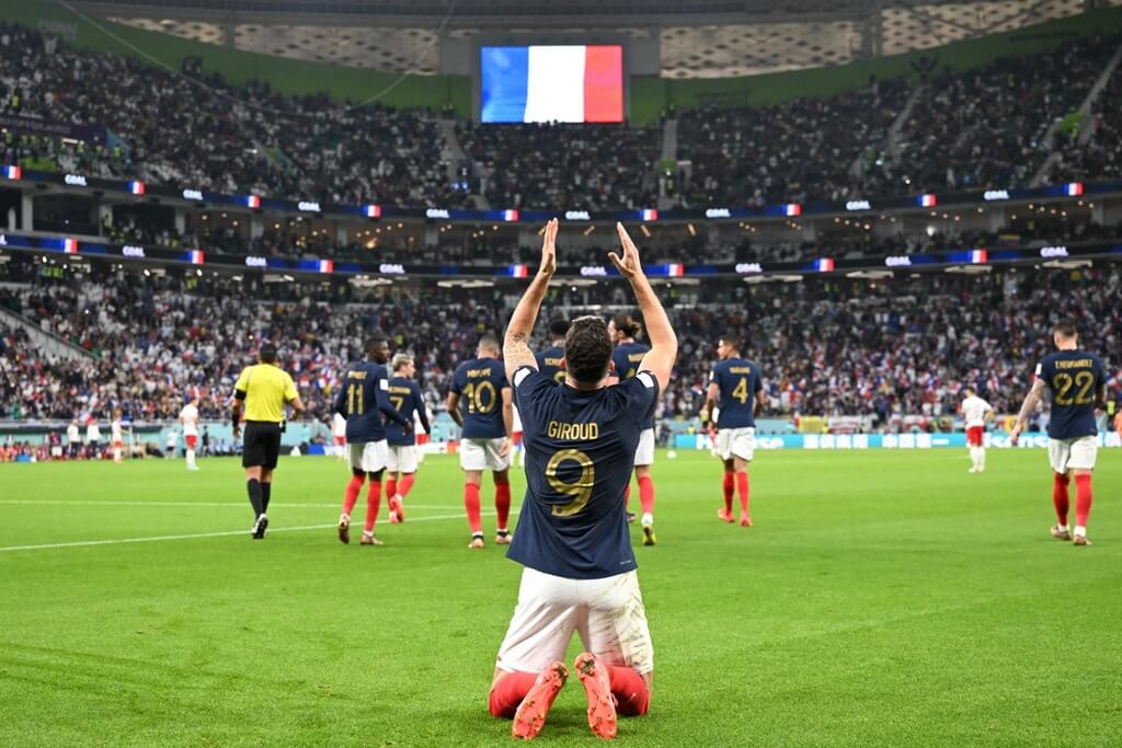 Giroud comemora 52° gol pela França na partida contra a Polônia na Copa do Mundo
