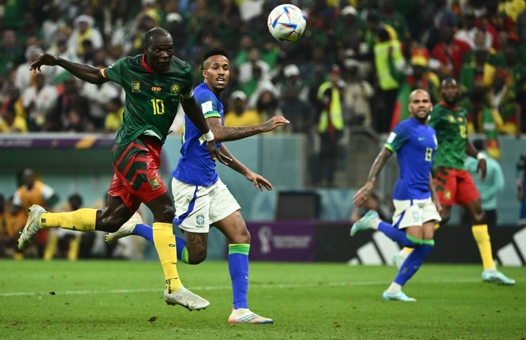Atacante Aboubakar marca para Camarões contra o Brasil