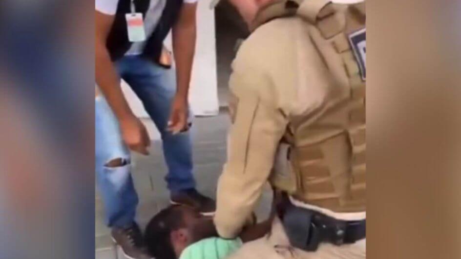 Homem negro imoboilzado por polícia em Criciúma