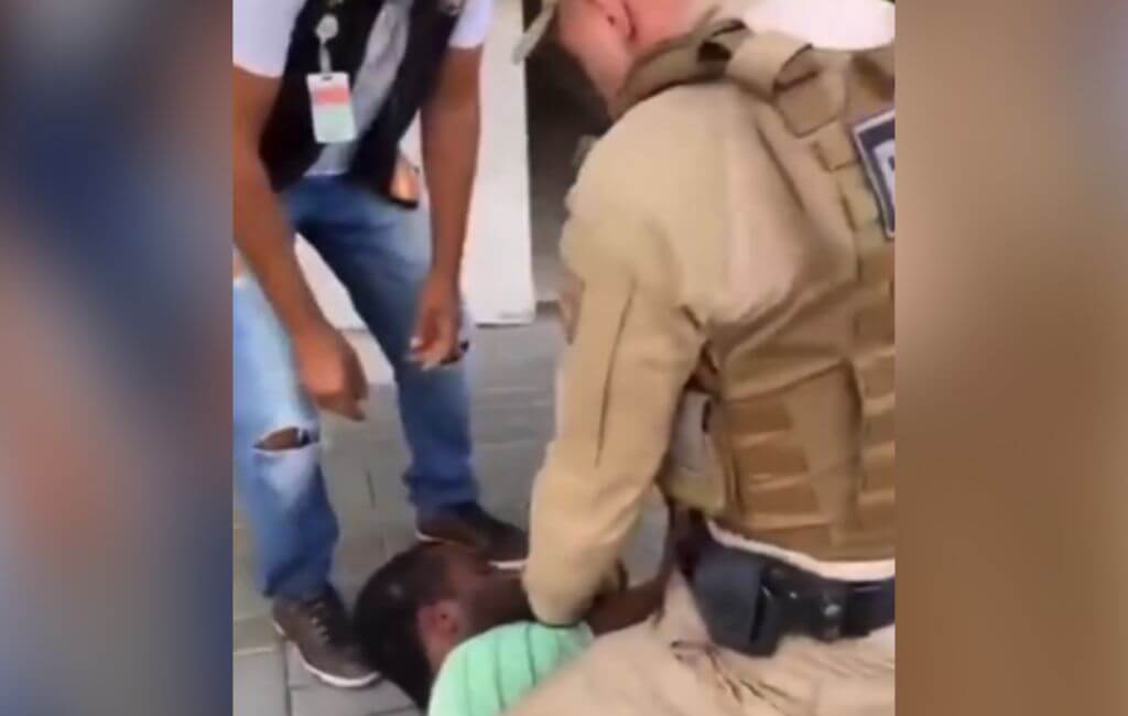 Homem negro imoboilzado por polícia em Criciúma