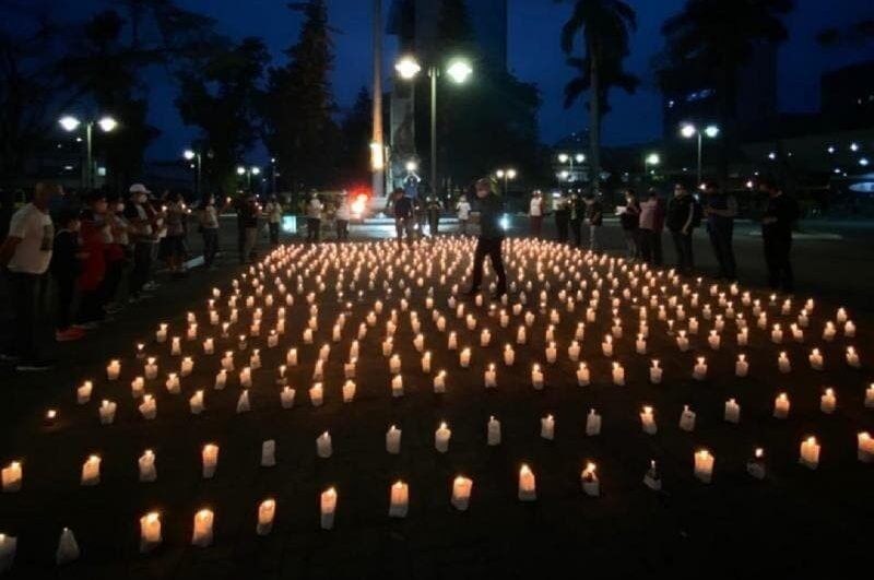 Em junho do ano passado, ato simbólico com velas em praça de Joinville homenageou vítimas da Covid