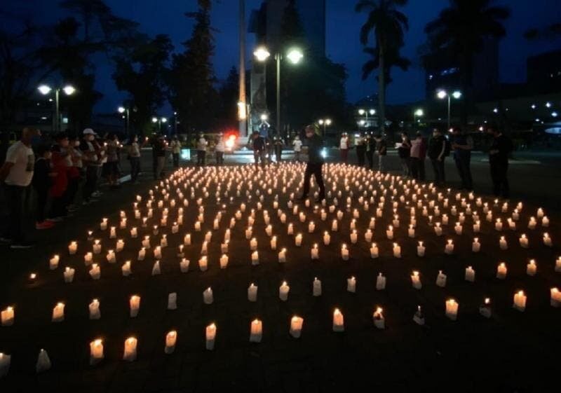 Em junho do ano passado, ato simbólico com velas em praça de Joinville homenageou vítimas da Covid
