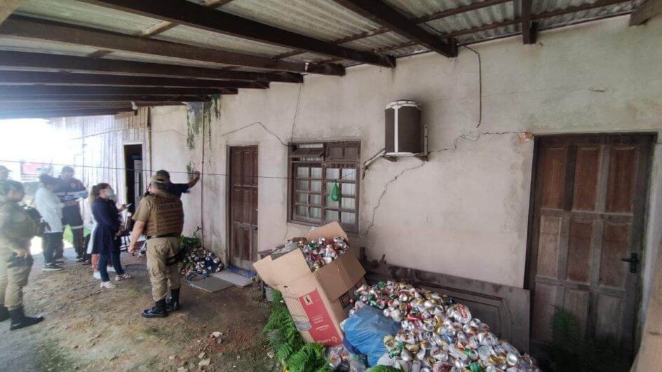 Idosa foi encontrada em meio à sujeira