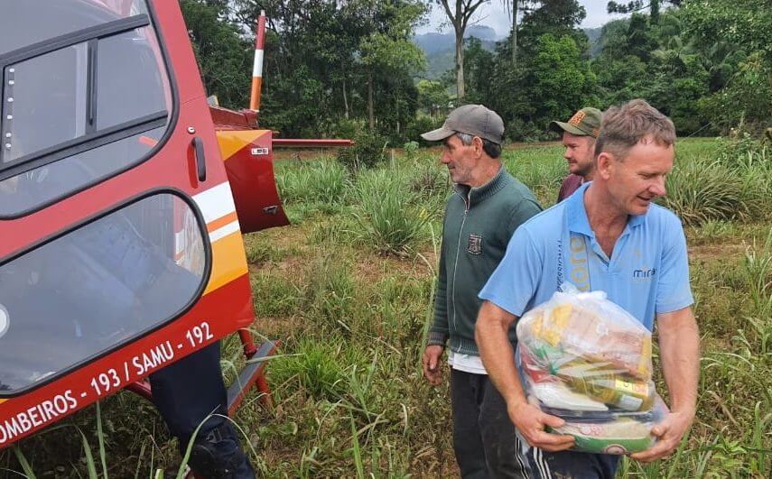 Arcanjo leva comida a famílias isoladas