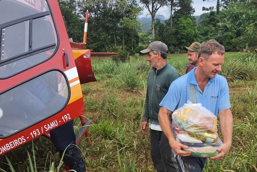 Arcanjo leva comida a famílias isoladas