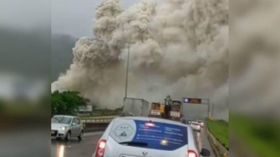 Rodovia foi fechada nos dois senidos por causa da fumaça