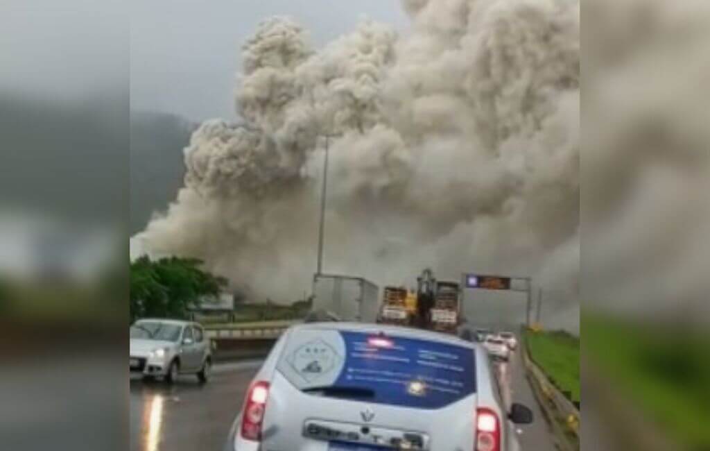 Rodovia foi fechada nos dois senidos por causa da fumaça