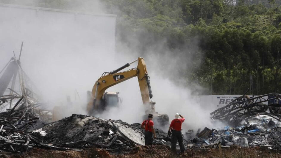 Local atingido por incêndio nesta quarta-feira (21)