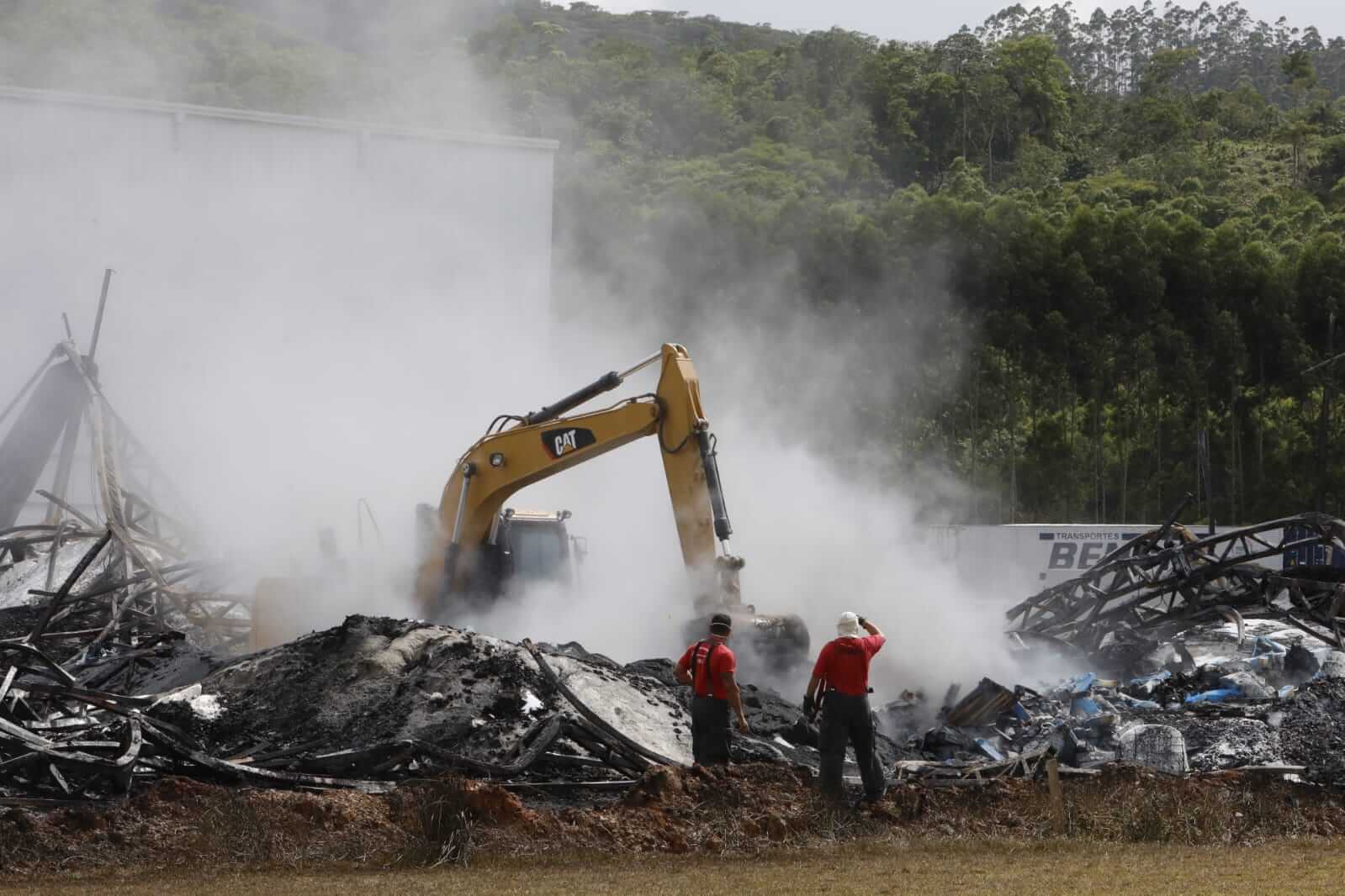 Local atingido por incêndio nesta quarta-feira (21)