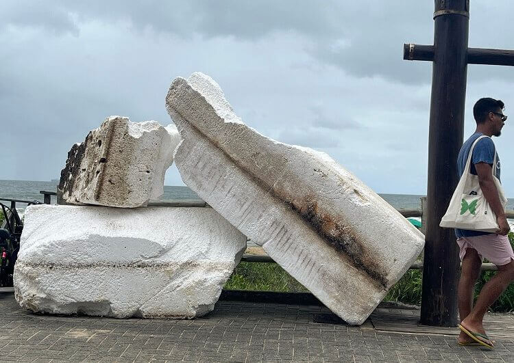 Placas de isopor gigantes na Praia Brava