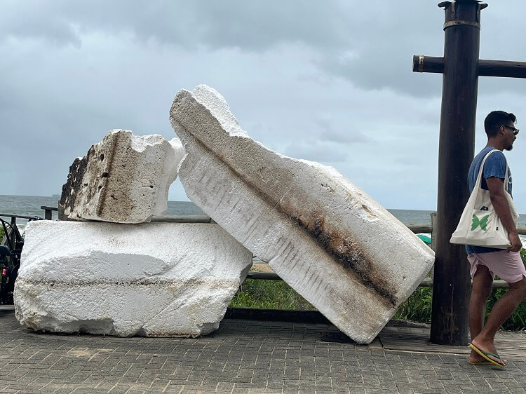 Placas de isopor gigantes na Praia Brava