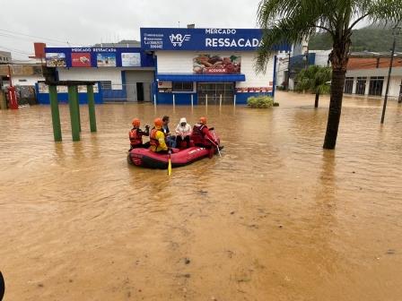Bombeiros mobilizados para resgatar famílias ilhadas