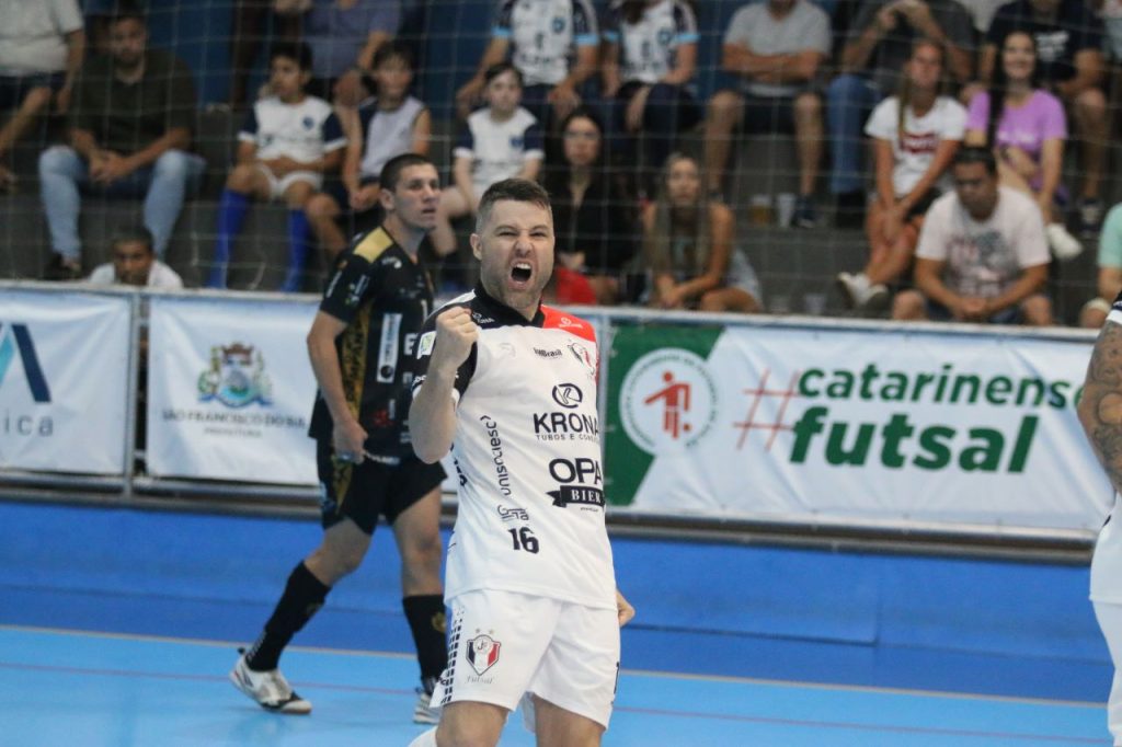 Jogador comemorando
