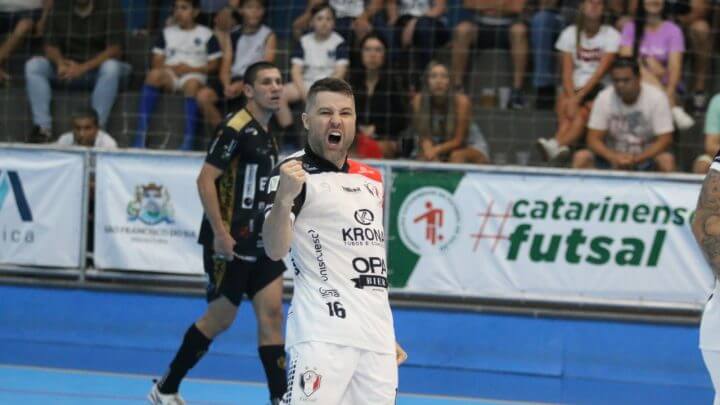 Jogador comemorando