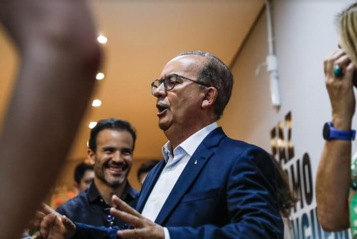 Filipe, ao fundo na foto, é filho de Jorginho Mello