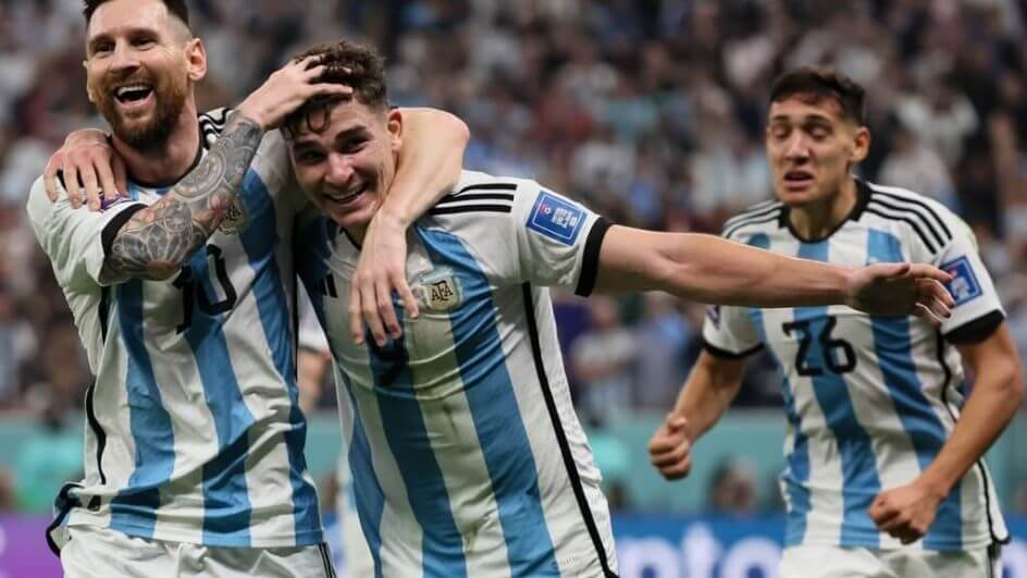 Julian Álvarez comemora gol ao lado de Lionel Messi em Argentina contra a Croácia na semifinal da Copa do Mundo
