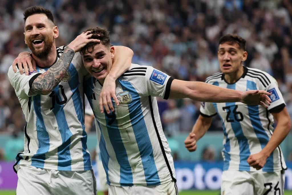 Julian Álvarez comemora gol ao lado de Lionel Messi em Argentina contra a Croácia na semifinal da Copa do Mundo
