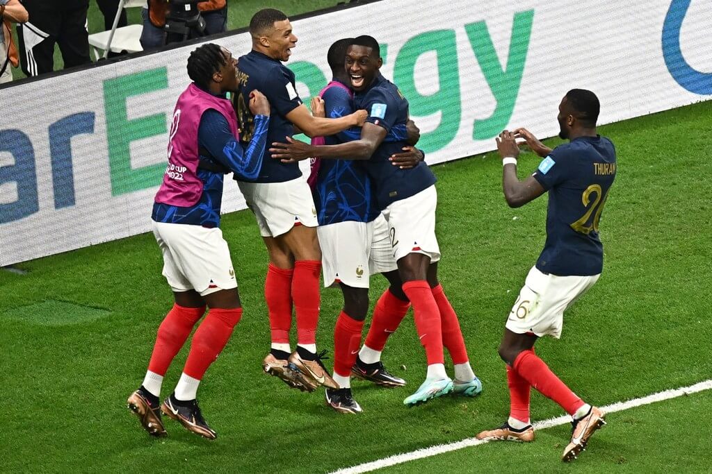 Jogadores comemoram gol de Kolo Muani pela França contra Marrocos na semifinal da Copa do Mundo