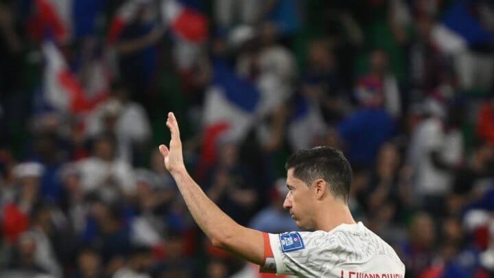 Lewandowski jogando pela Polônia contra a França na Copa do Mundo