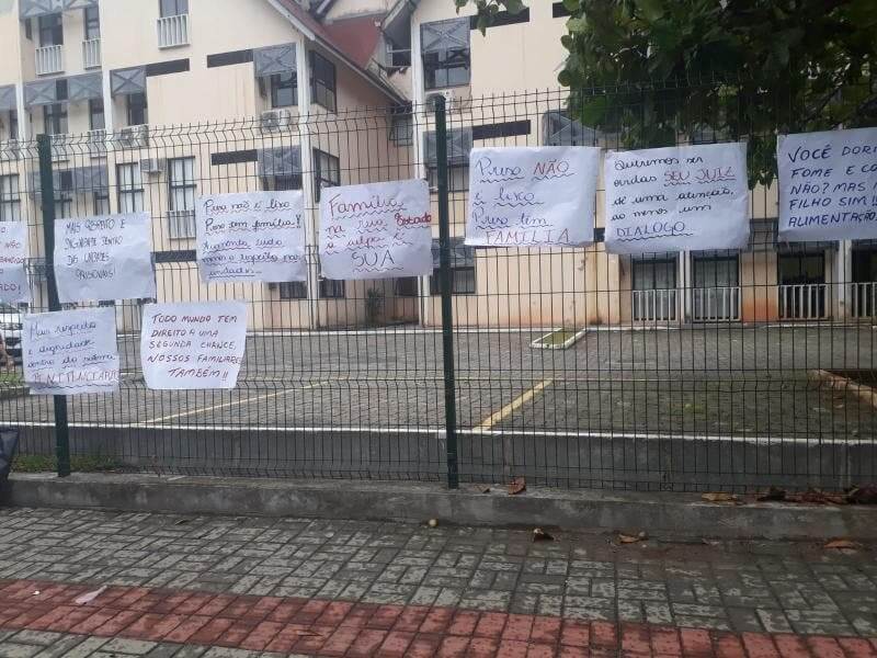 Denúncias partiram de familiares de detentos em manifestação em frente ao Fórum
