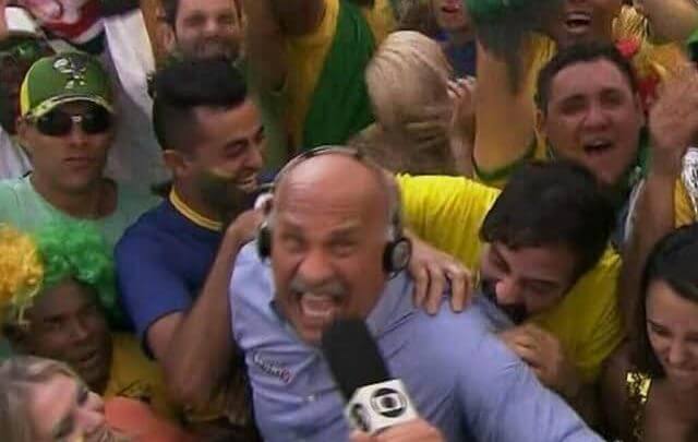 Márcio Canuto em aglomeração em alusão ao brasileiro comemorando a eliminação de Bélgica e Alemanha da Copa do Mundo no Catar