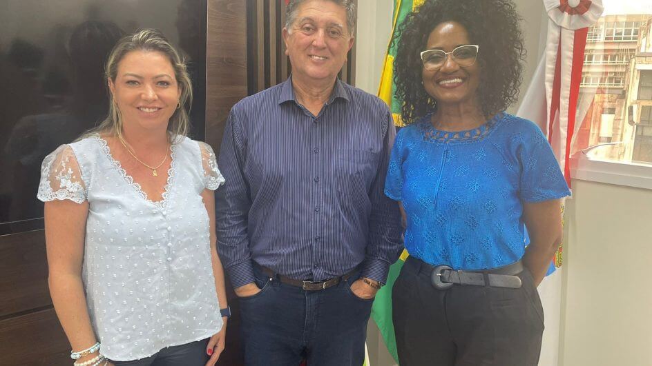 Maria Claudia (esq.) deixa a pasta; Edenice Fraga (dir.) assume a cadeira