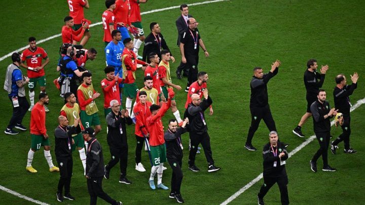 Jogadores de Marrocos agradecem apoio dos torcedores depois de derrota para França