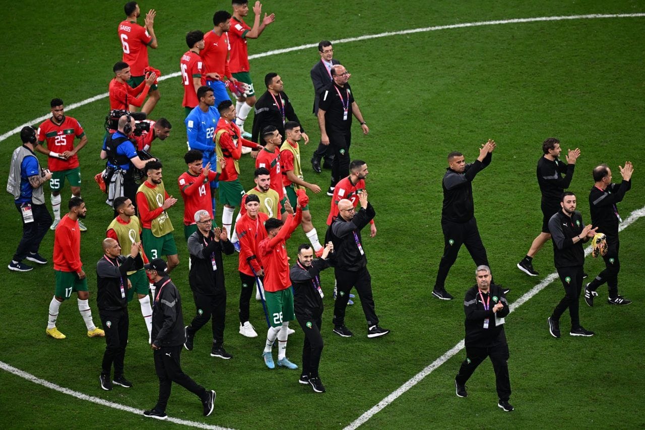 Jogadores de Marrocos agradecem apoio dos torcedores depois de derrota para França