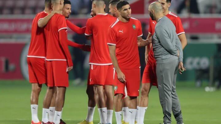 Técnico Regragui conversa com os atletas na véspera da decisão pelo 3º lugar da Copa