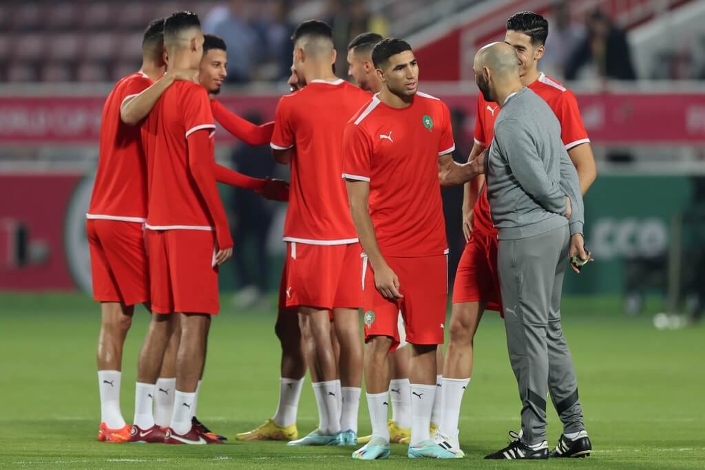 Técnico Regragui conversa com os atletas na véspera da decisão pelo 3º lugar da Copa