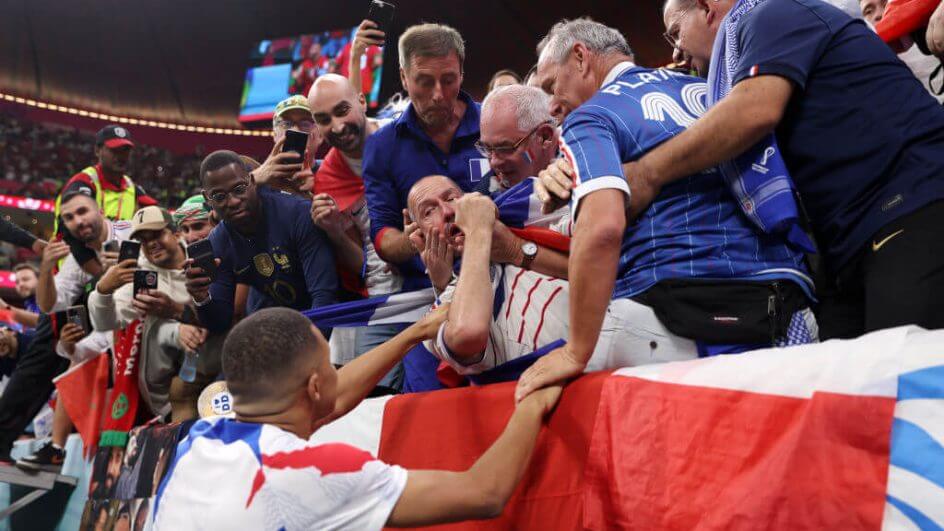 Mbappé socorre torcedor na arquibancada que levou um chute do atacante francês