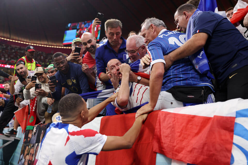 Mbappé socorre torcedor na arquibancada que levou um chute do atacante francês