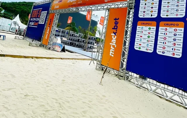 Montagem de telão dentro de arena na Praia Central de Balneário Camboriú