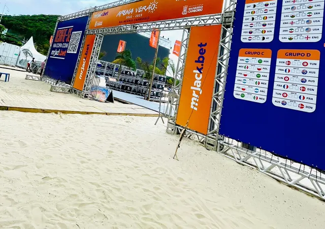Montagem de telão dentro de arena na Praia Central de Balneário Camboriú
