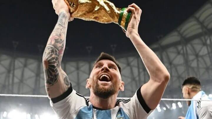 Messi com a taça da Copa do Mundo