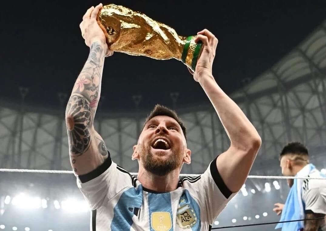Messi com a taça da Copa do Mundo