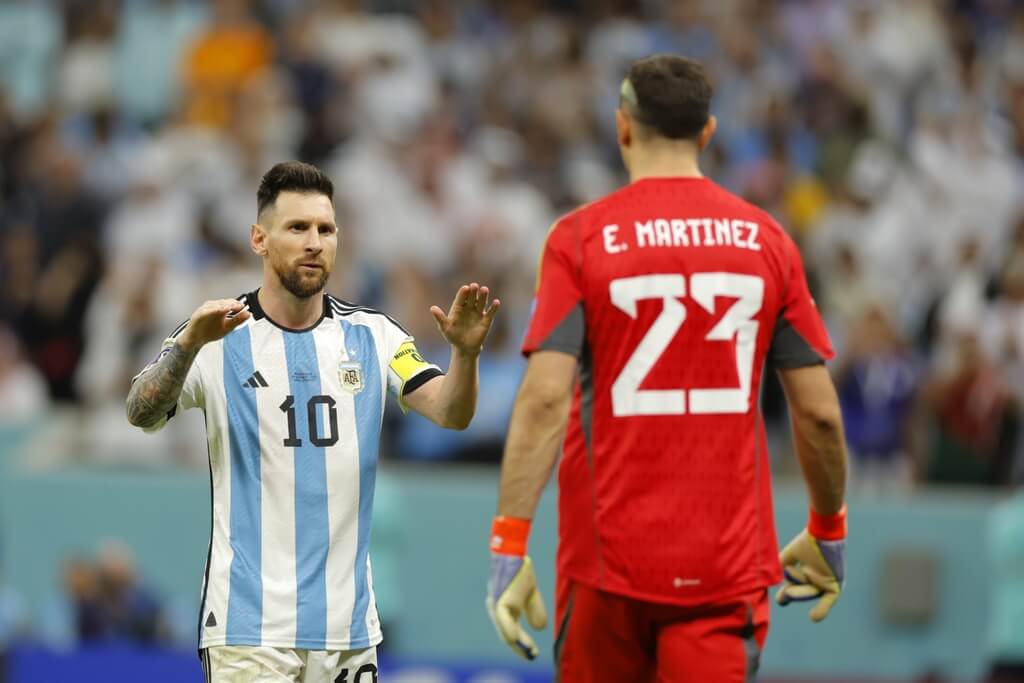 Messi e Emiliano Martínez na cobrança de pênaltis entre Holanda e Argentina