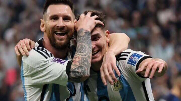 Messi e Julián Álvarez comemoram gol marcado contra Croácia na Copa do Catar