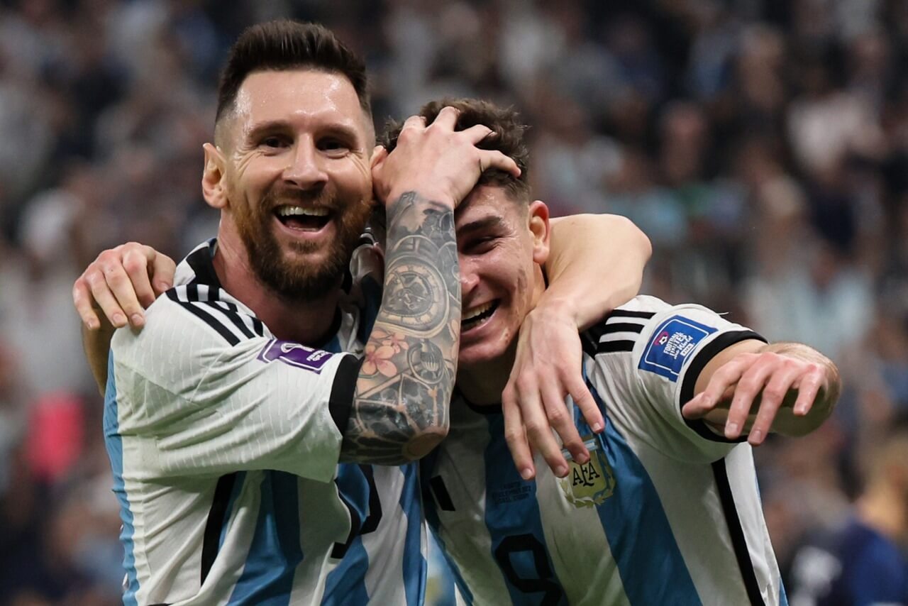 Messi e Julián Álvarez comemoram gol marcado contra Croácia na Copa do Catar