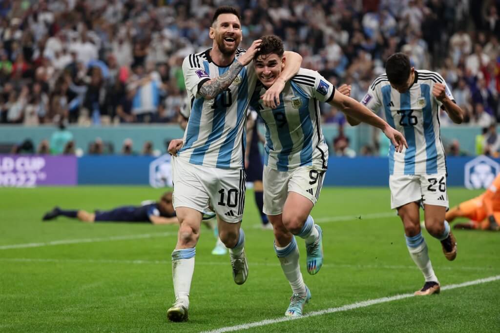 Lionel Messi e Julian Álvarez marcaram pela Argentina contra a Croácia