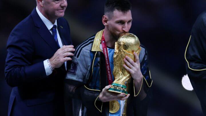 Messi com a taça da Copa do Mundo