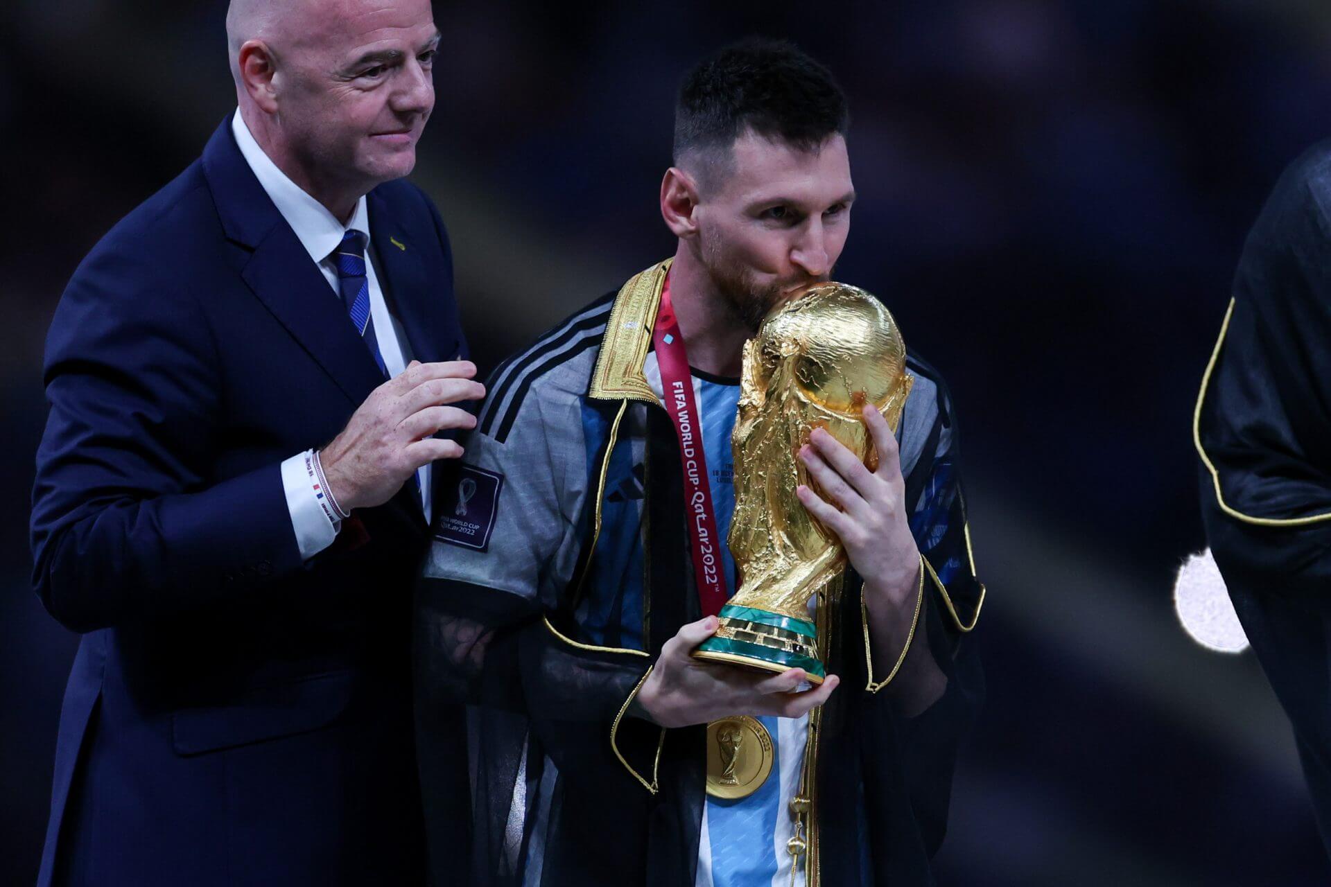 Messi com a taça da Copa do Mundo