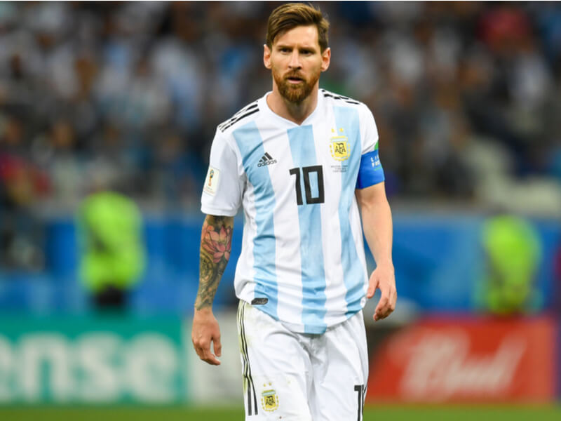 Messi com o uniforme da Argentina em campo