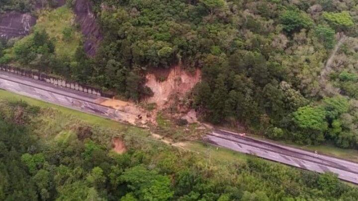 Deslizamento de terra bloqueou o Morro dos Cavalos