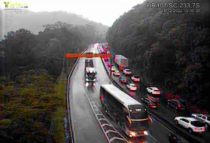 Rodovia foi interditada no fim da tarde deste domingo (18)