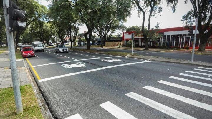Em Curitiba, há cruzamentos com faixas para motos, conhecidas como motocaixas, em semáforos